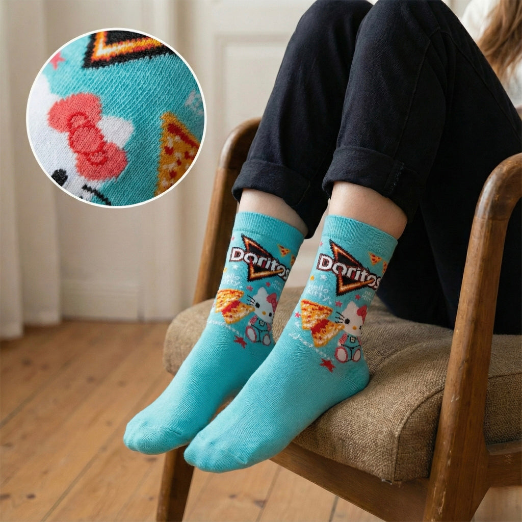 Plave marihuana čarape s ružičastim Hello Kitty dizajnom i Doritos pizzom