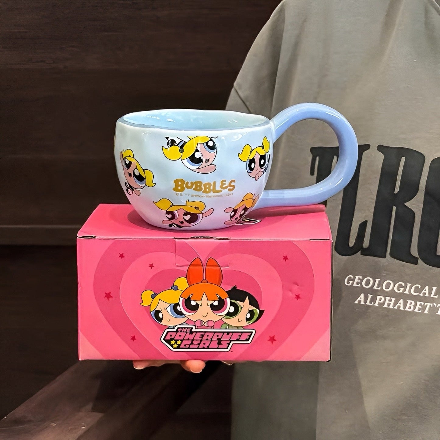 Light plava keramička šolja s ilustracijama Powerpuff Girls Bubbles s žutom kosom na ružičastoj kutiji