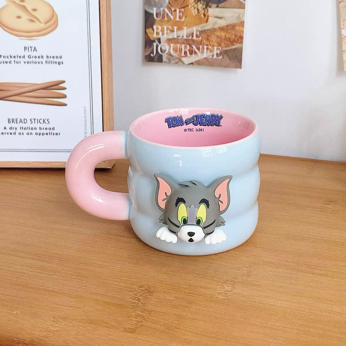 Light plava keramička šalica tom and jerry sa ružičastom drškom i 3d sivim tomom na boku