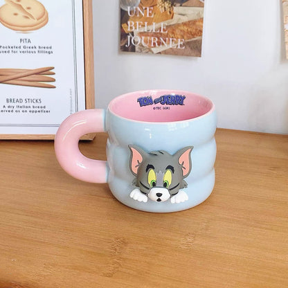 Light plava keramička šalica tom and jerry sa ružičastom drškom i 3d sivim tomom na boku