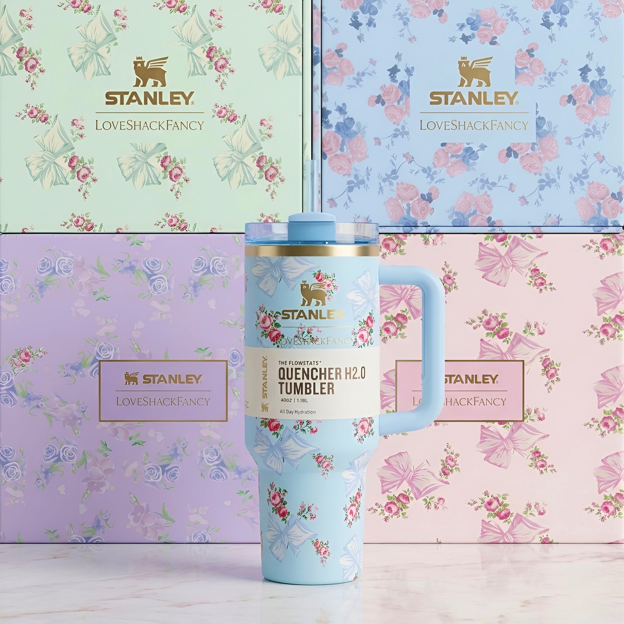 Svijetloplavi floralni stanley quencher h2o tumbler s zlatnim rubom i ručkom iz kolekcije boca x loveshackfancy 40 oz 1200 ml