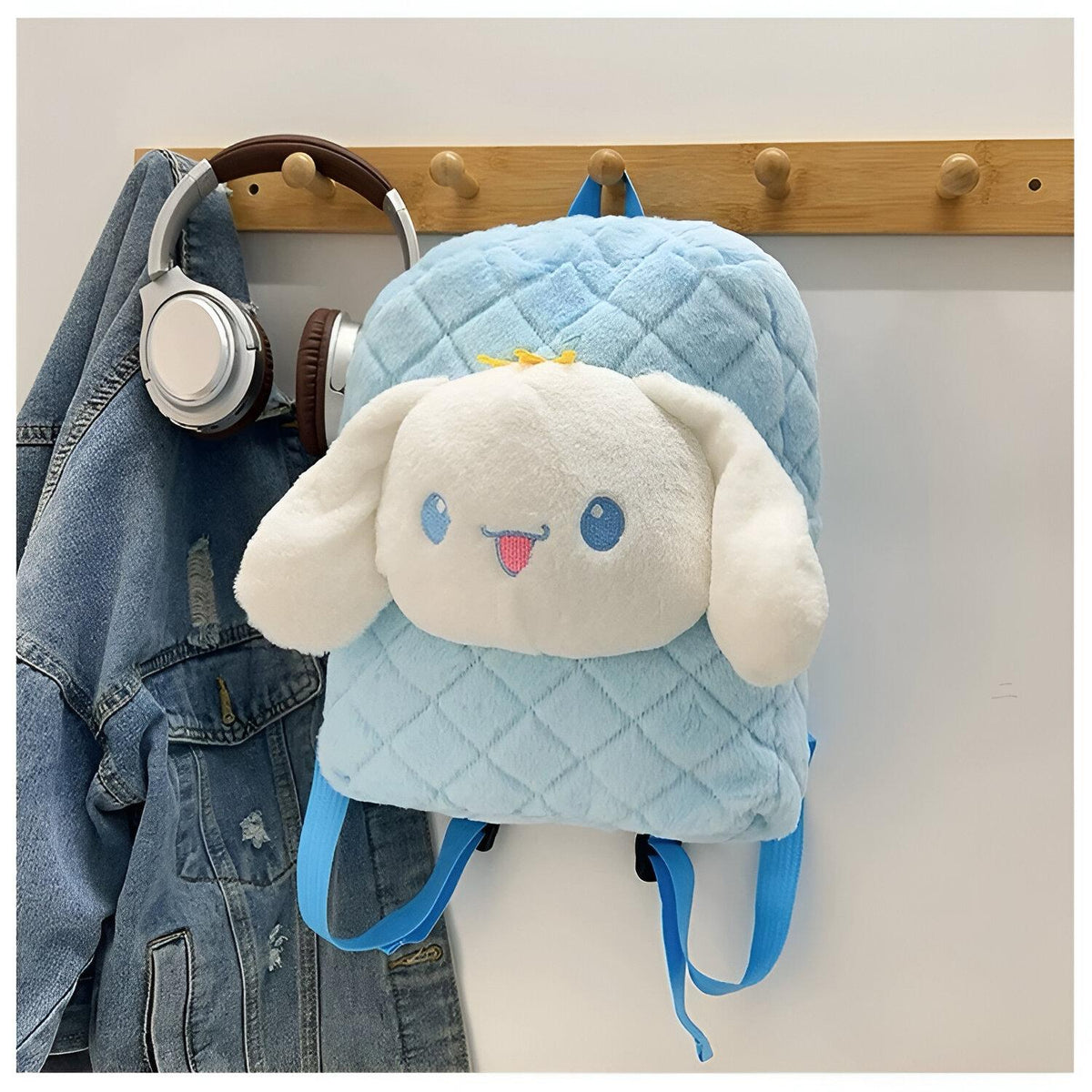 Svijetloplavi plišani ruksak s licem bijelog crtanog lika Cinnamoroll