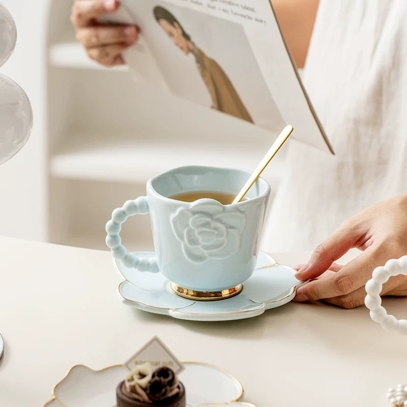 Svijetlo plava keramička šolja s cvjetnim uzorkom iz Rose Pearl kolekcije