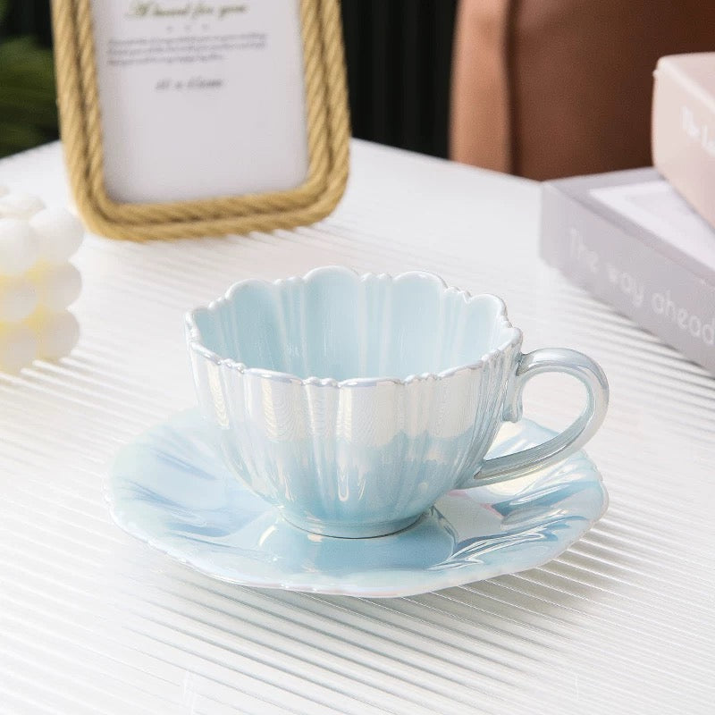 Svijetloplava, valovita keramička šolja iz vintage keramičkog seta čajnika