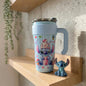 Plava izolirana putna šolja Stitch s ružičastim milkshakeom, 890 ml, nehrđajući čelik