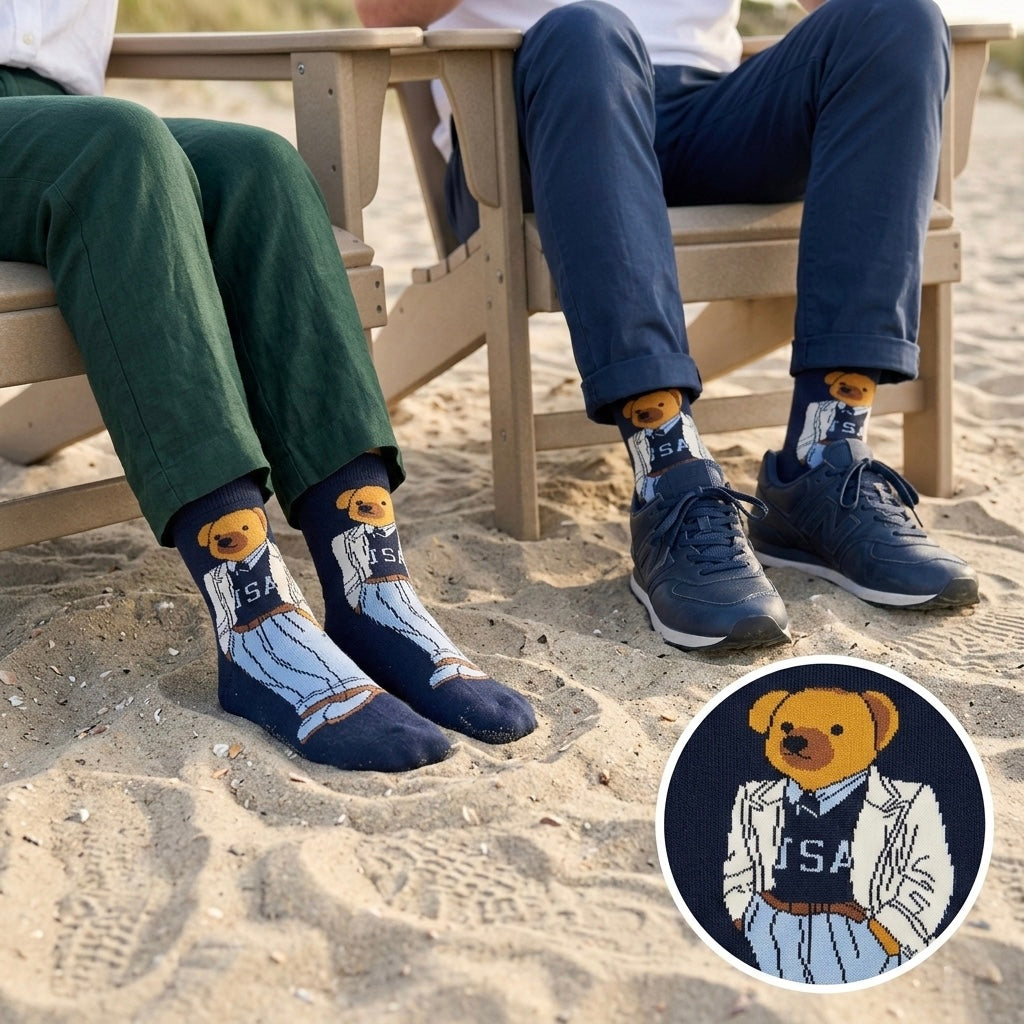 Plave sokovi MEDO ČARAPE s pletenim medvjedićem u bijeloj jakni i plavo prugastim hlačama s USA vezačicom