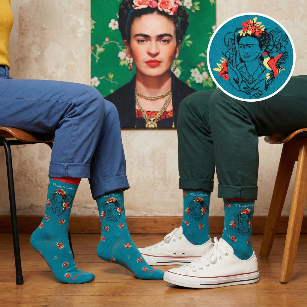 Plave čarape Frida Kahlo s crnim linijskim dizajnom i cvjetnim ukrasom