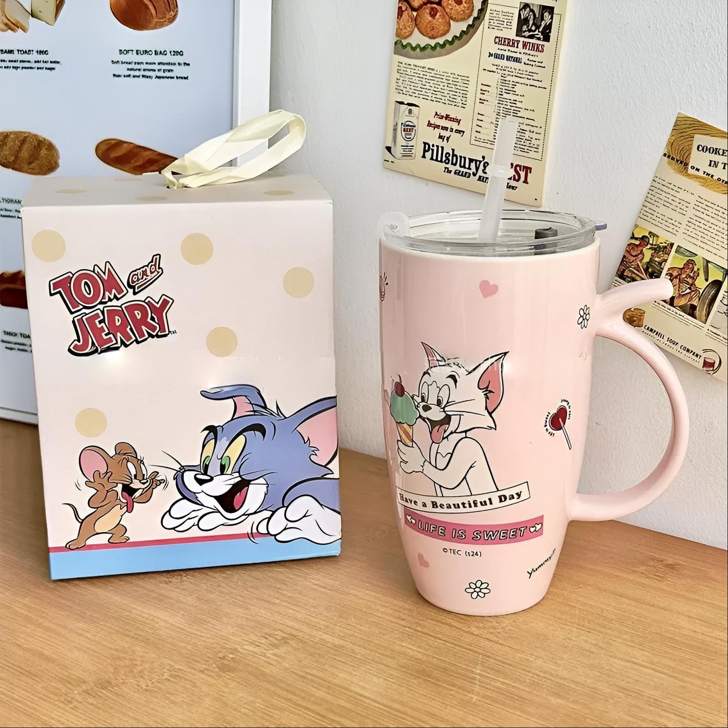 Tom and Jerry set keramičkih šolja, poklopac i slamka u jedinstvenom dizajnu