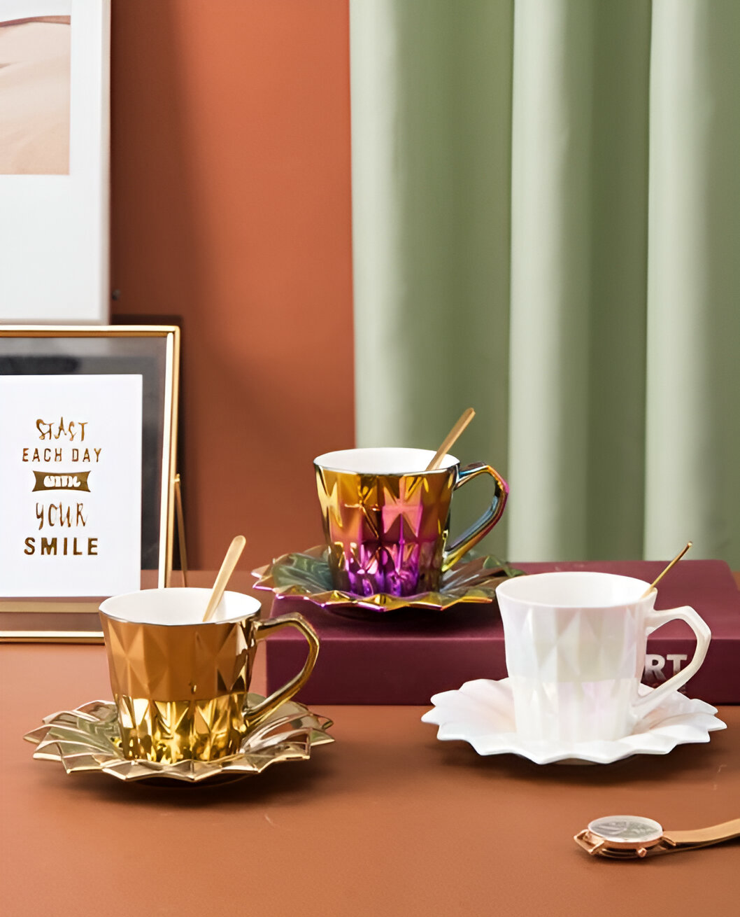 Tri faceted keramička šolja retro s tanjurićem i kašikom iz seta čajnik