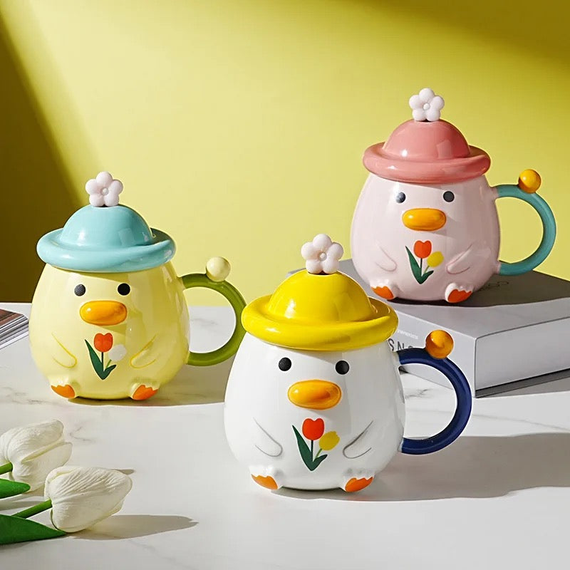 Tri šarene keramičke šolje u obliku patke s poklopcima, idealne za čaj