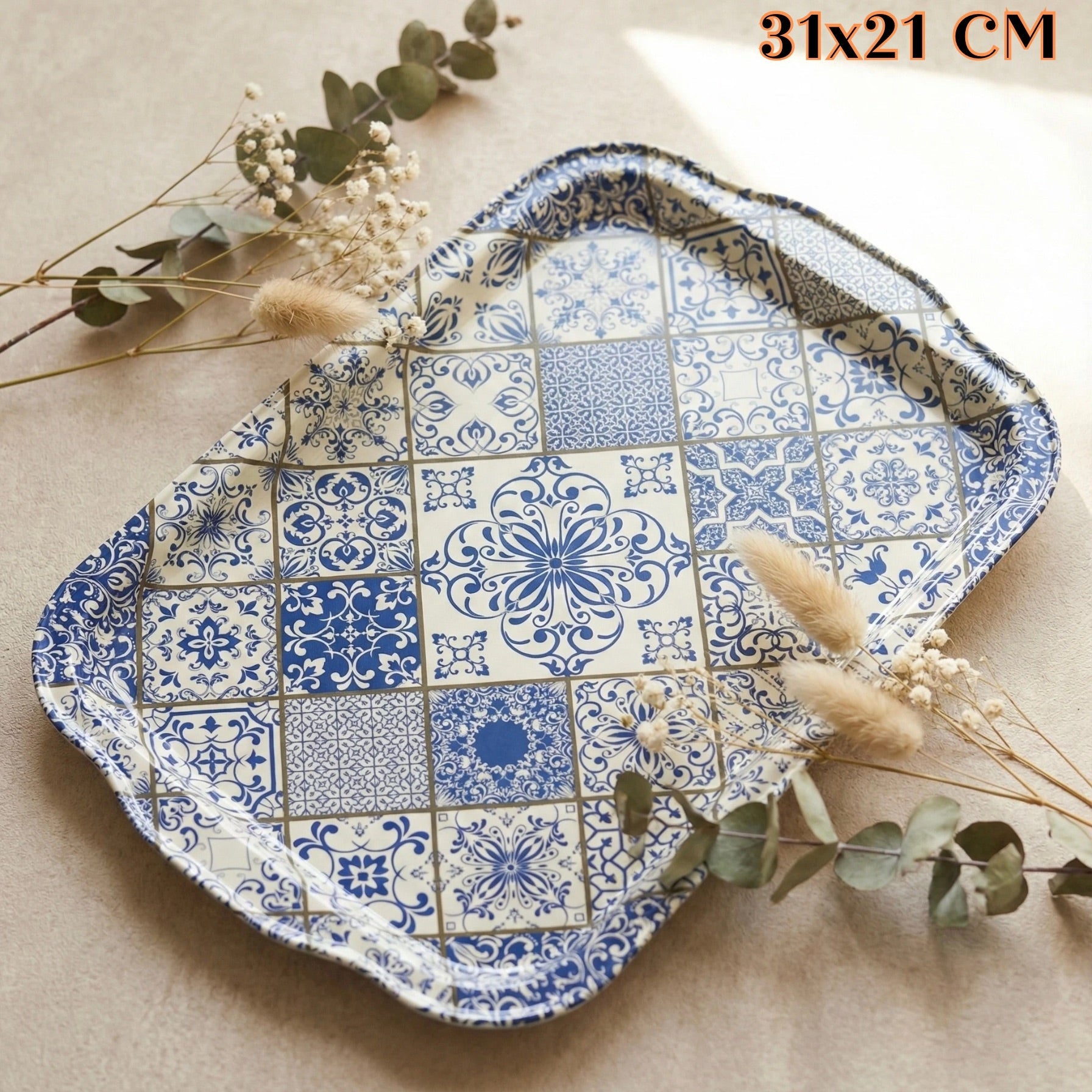 Tradicionalna metalna tacna s plavobijelim pločicama i valovitim rubom