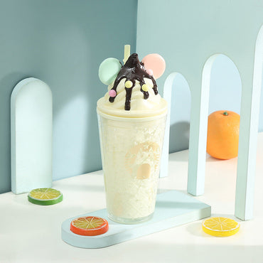 Dekorirani milkshake u čaši Cream Cat Latte flaša savršeno ukusan napitak