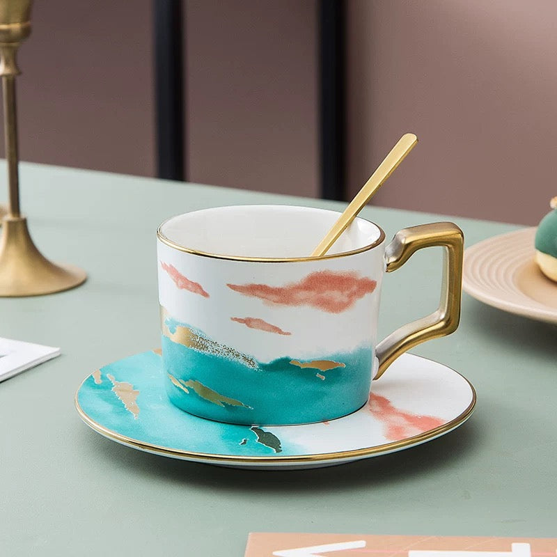 Retro keramička šolja s zlatnom kašikom u keramičkom setu čajnik