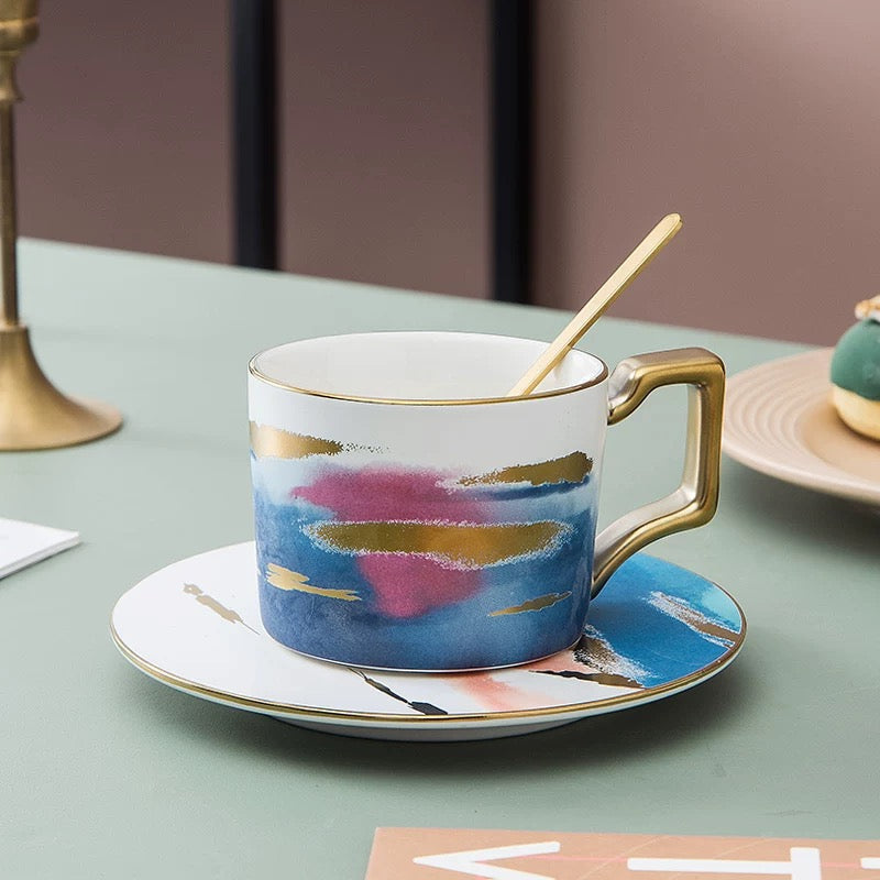 Umjetnička keramička šolja s zlatnim detaljima iz RETRO KERAMIČKA ŠOLJA + KAŠIKA