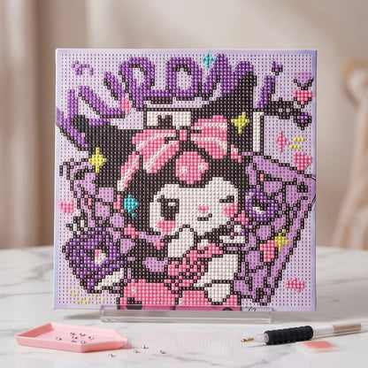 Završena Kuromi dijamanatna slika ljubičasto-roza, 20x20 cm na stalku