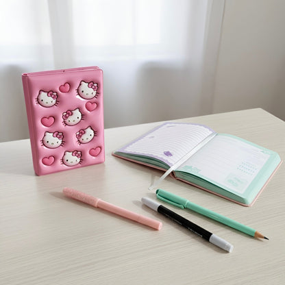 Ružičasti Hello Kitty notes s motivom srca i pastelnim olovkama