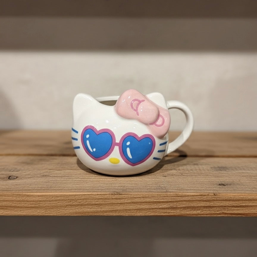 Hello Kitty keramička s naočalama u obliku srca i ružičastom mašnom