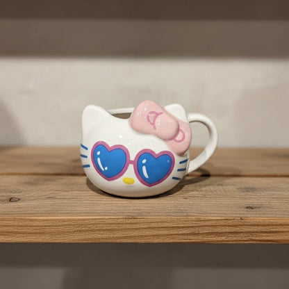 Hello Kitty keramička s naočalama u obliku srca i ružičastom mašnom