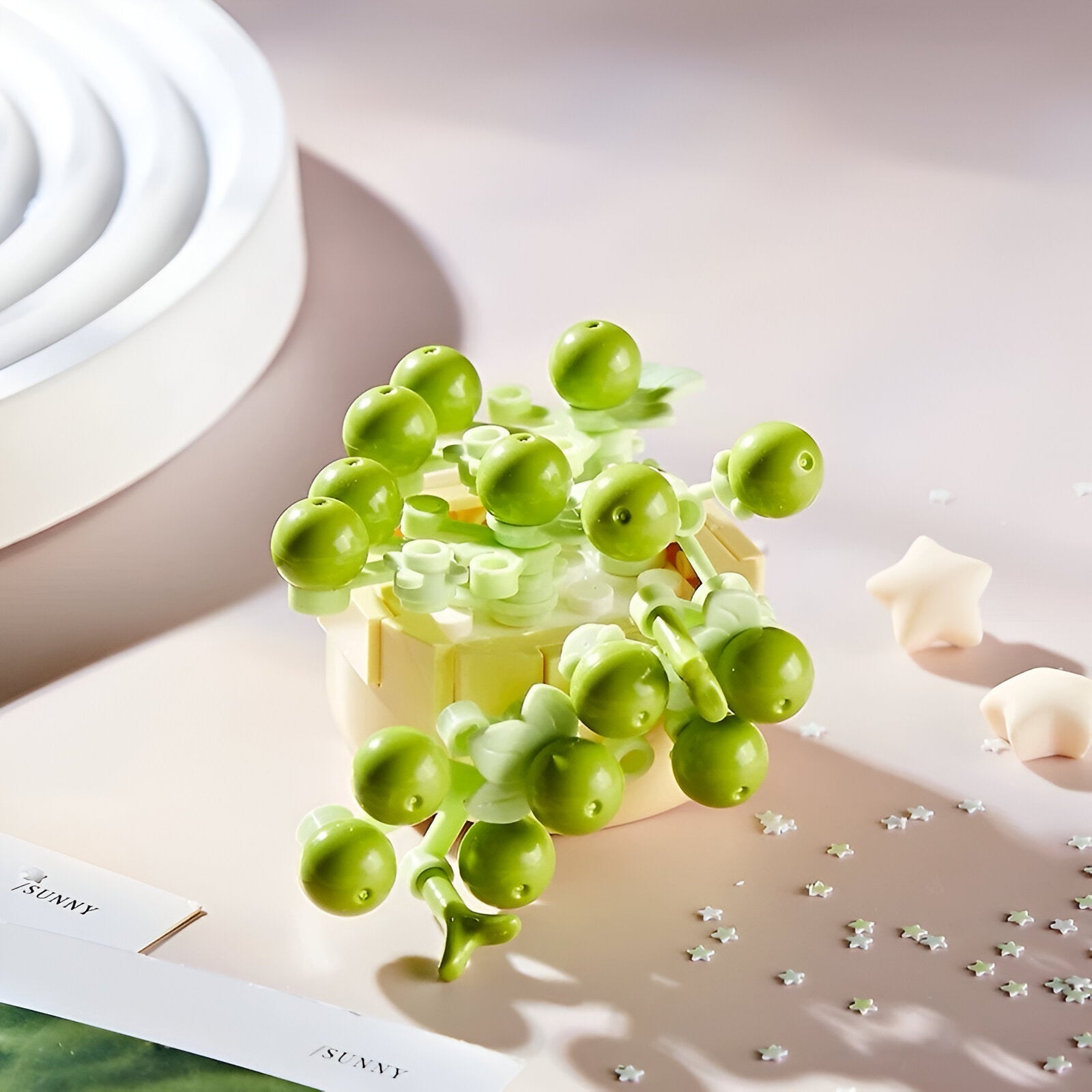 Zelena jabuka oblikovana bombonjera u bijeloj vazi CVIJEĆE LEGO (MODEL D)