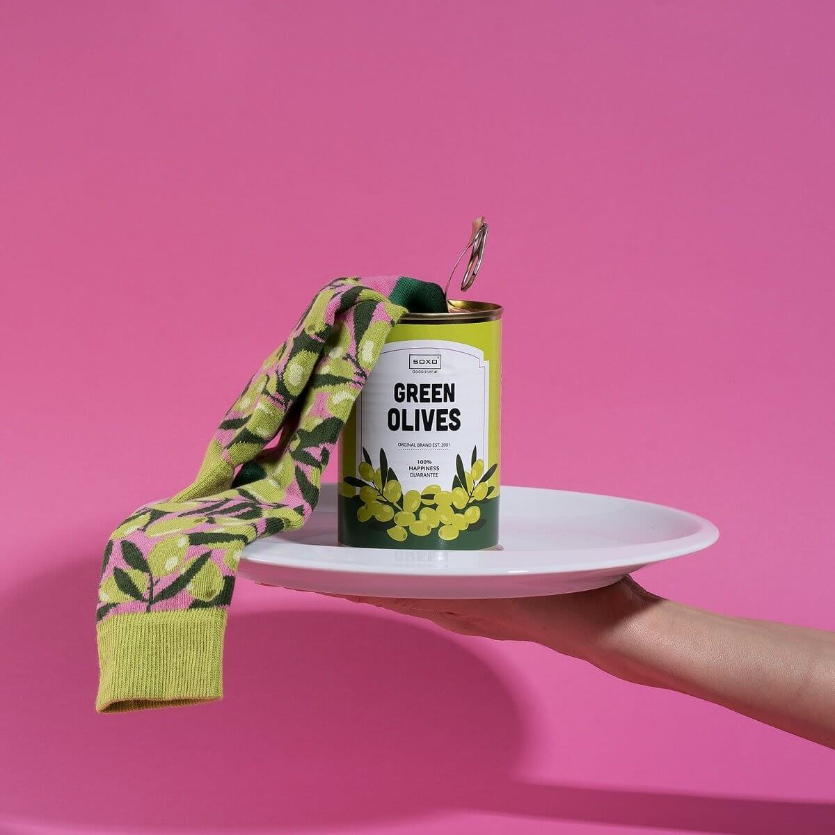 Zelena konzerva s šarenim čarapama, savršen poklon za veseli stil
