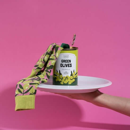 Šarene čarape vesele u konzervi s motivom zelene masline, savršene za poklon