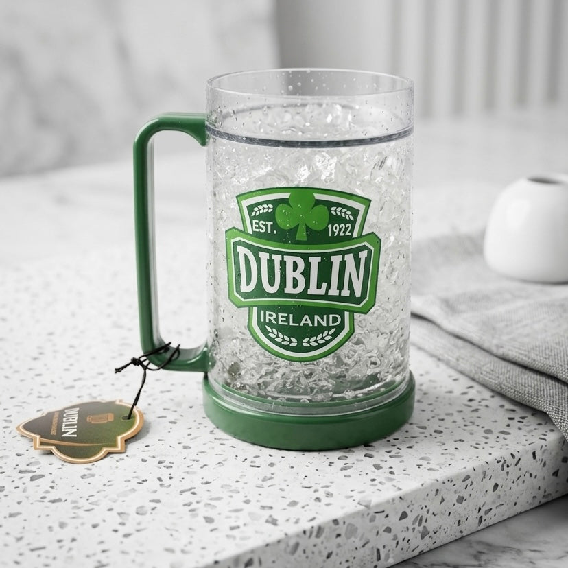 Zelena prijanjalna dublin irska tema izolirana pivska čaša sa zamrznutim staklenim tijelom i utisnutim logom