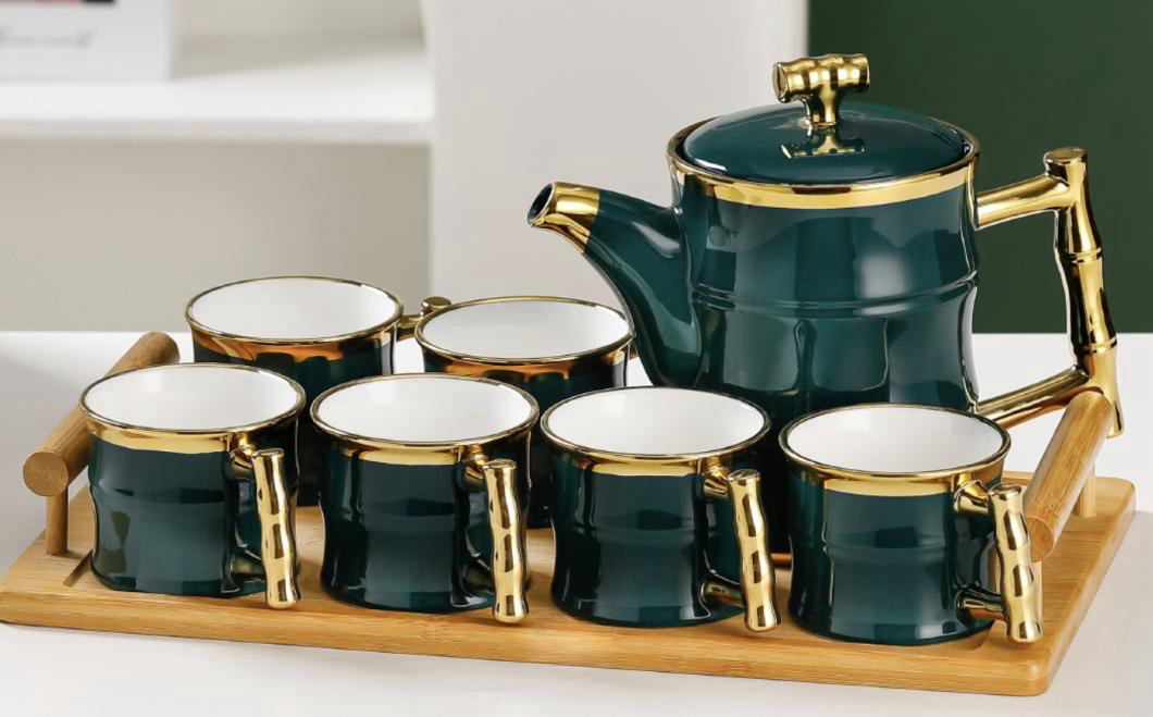 Zeleni keramički set čajnik s 6 šoljama na drvenoj tabli