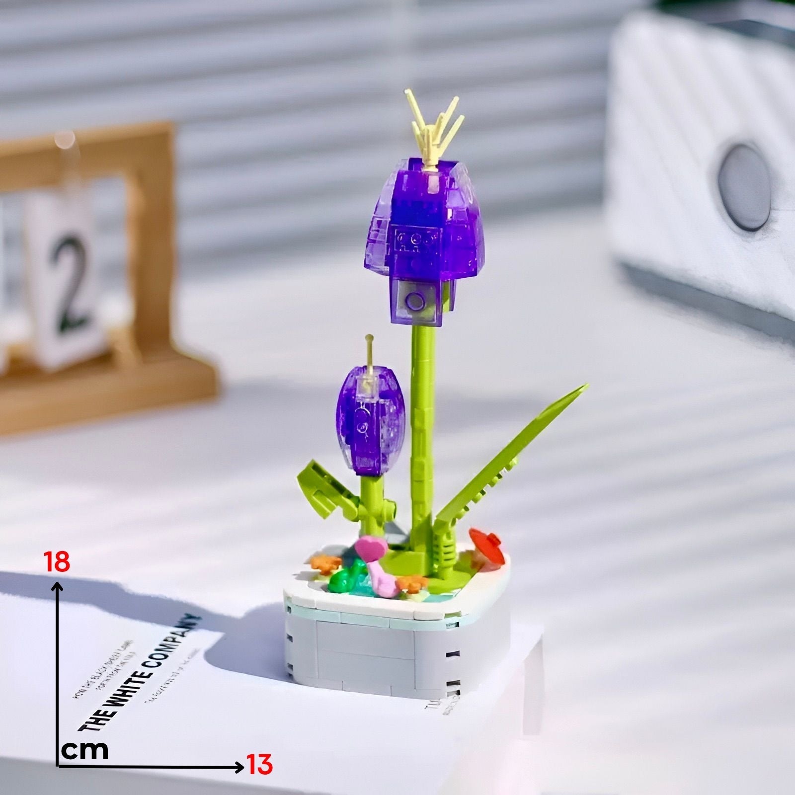 Vibrantni kristalni tulipan lego s ljubičastim i zelenim prozirnim laticama i šarenim detaljima na bazi