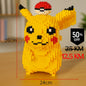 Žuti Pikachu od 2100 Lego kockica s poké loptom