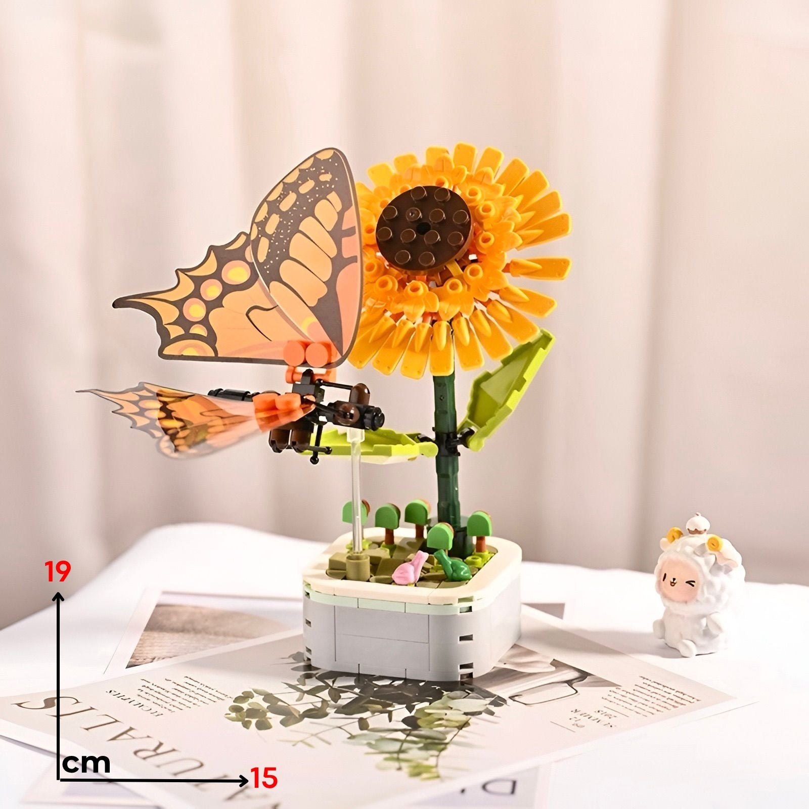 Leptir suncokret lego s vibrantnim žutim lego suncokretom s smeđim središtem i zelenim stabljikom te narančasto crnim leptirom s prozirnim plastik krilima