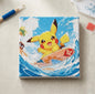 Žuti Pikachu na surfu, blistave plave i bijele perle, DIY 20x20 cm