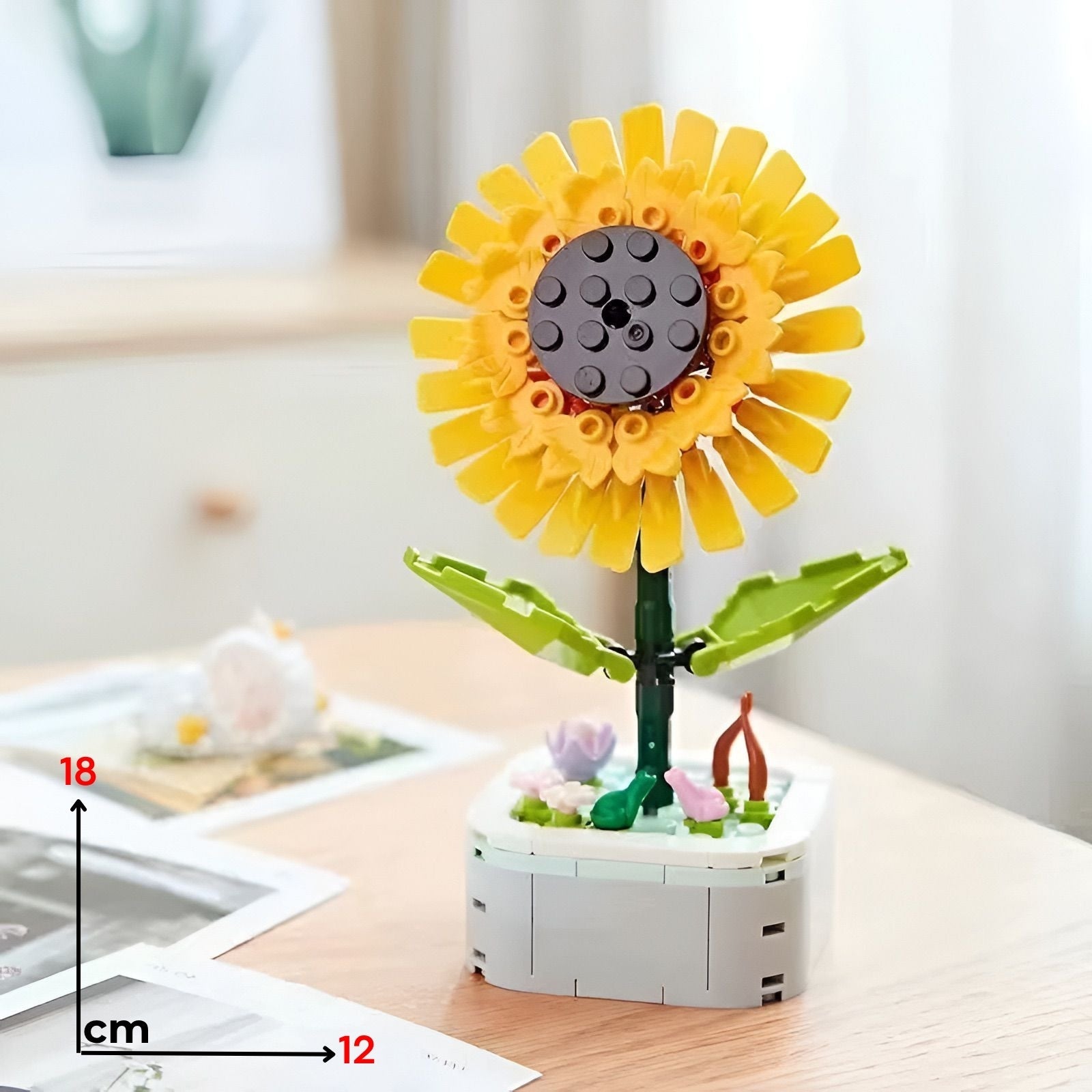 Sunflower lego suncokret žuti lego cvijet s detaljnim sivim središtem i zelenim stabljikom na bijeloj podlozi