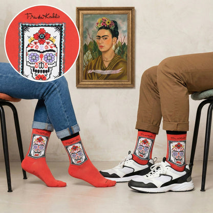 Vibrantne crvene čarape Frida Kahlo s vezenim šećernim lubanjom i cvjetnim detaljima