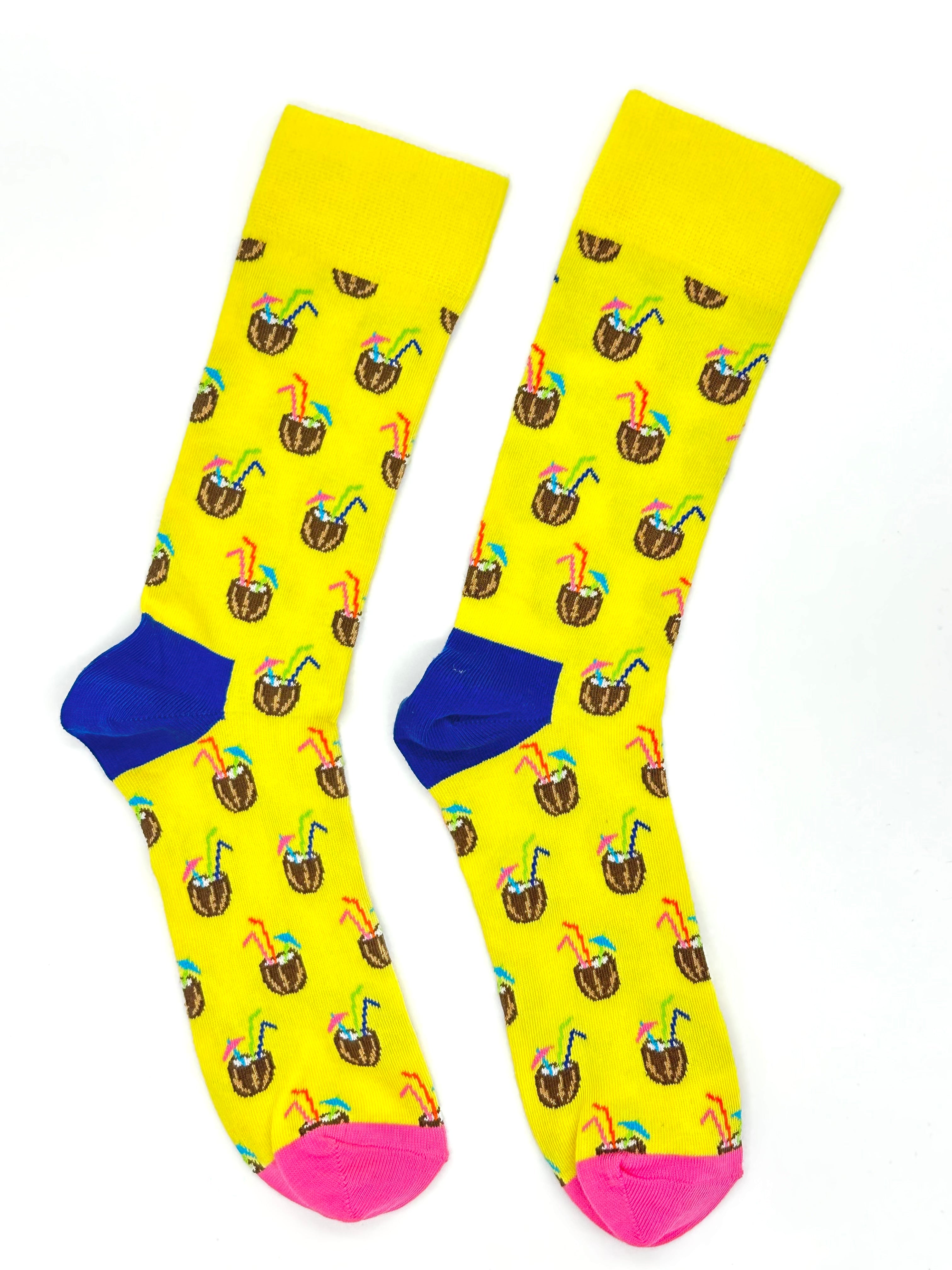 Žute čarape s koktel uzorkom kokosa, savršene za ljetne dane