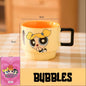 Žuta keramička šolja powerpuff girls s likom bubbles crnom drškom i narančastim unutrašnjim dijelom