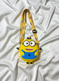 Žuta Minions silikonska torbica s plavim kombinezonima i crnim akcentima