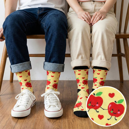 Žute čarape Happy Apples s veselim crvenim jabukama i srčićima