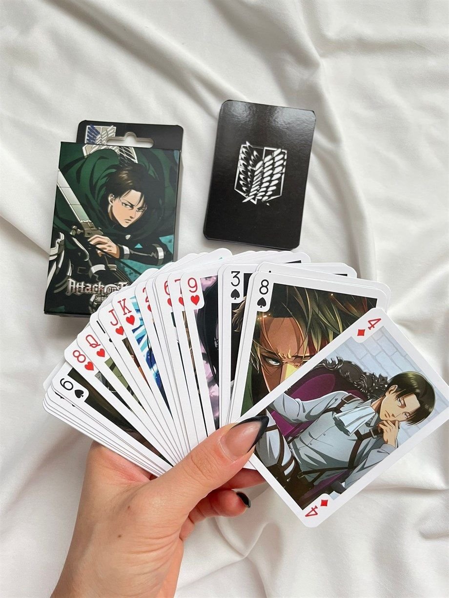 Attack on Titan karte s anime likovima i Survey Corps znakom